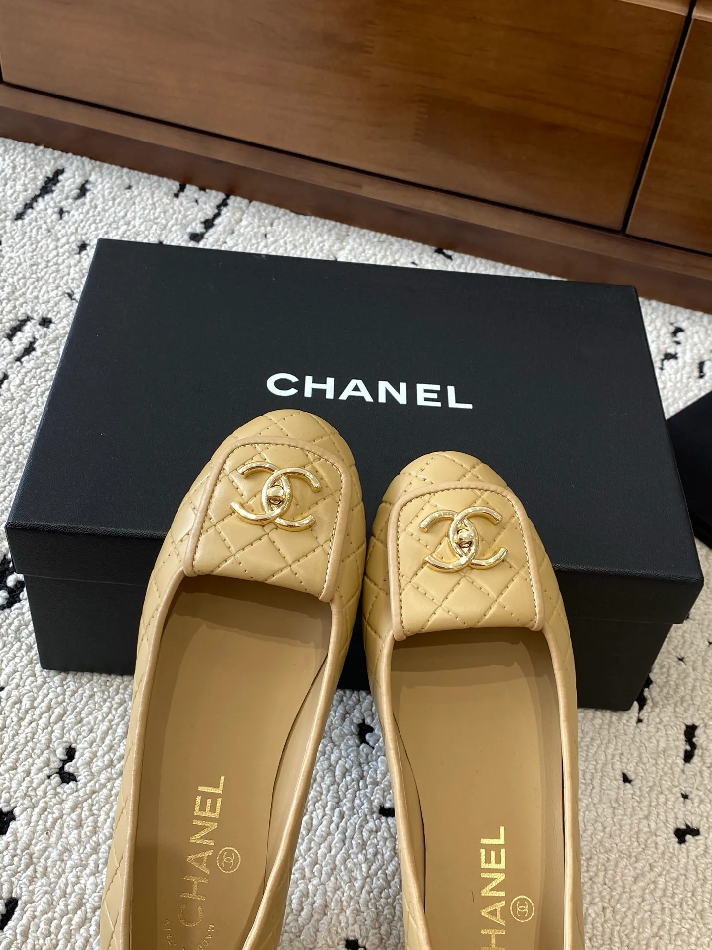 👟👟Ex-factory price 580👟👟 🍀CHANEL2025 new autumn and winter style, Mary Jane leather Chanel Xiaoxiang C home flat shoes Comfortable Mary Jane shoes Catwalk haute couture customization, simple yet sweet and playful Solid color fabric is refreshing and easy to wear Buckle design shoes are more heeling Upper: Customized sheepskin Inner foot pad: sheepskin Sole: Italian genuine leather sole Code number: 35-40 (40 customized items are non-refundable) 👉 👉